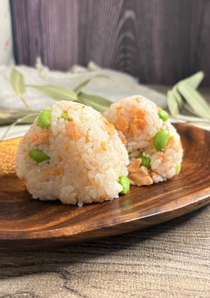 朝ごはんにいかが？鮭枝豆おにぎり-レシピのメイン写真