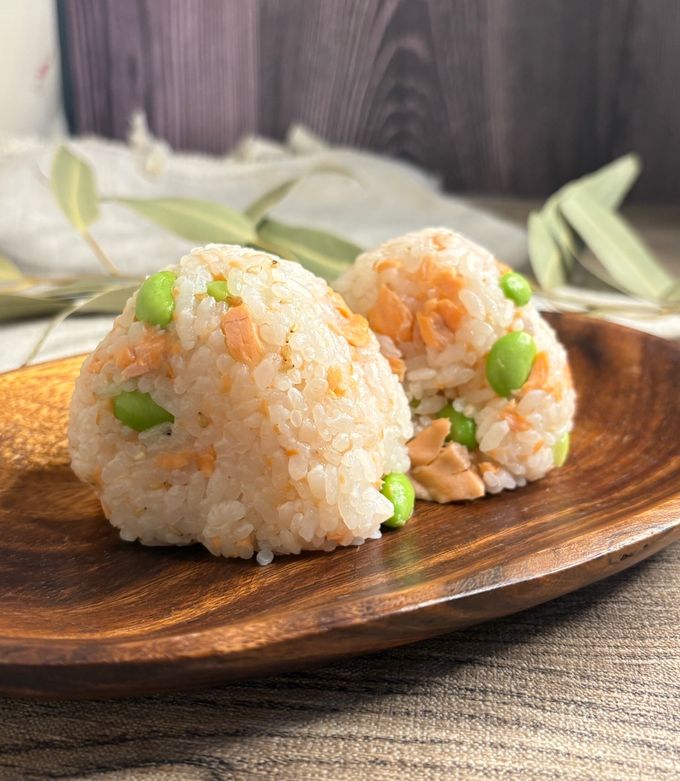朝ごはんにいかが?鮭枝豆おにぎり-レシピのメイン写真