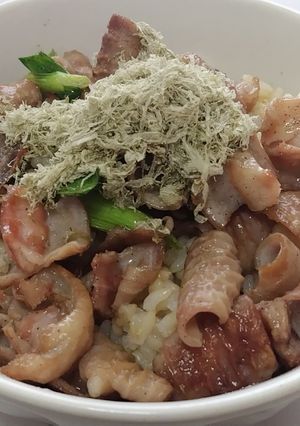 豚モツ丼とろろ昆布をのせて-レシピのメイン写真