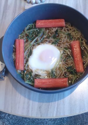 ビジホでお手軽袋ラーメンV9豆苗月見-レシピのメイン写真