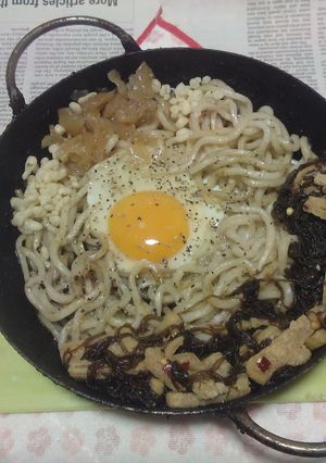 麺の日に月見焼きうどん＋もずくクラゲ揚げ-レシピのメイン写真