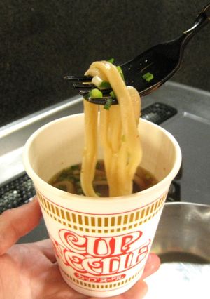 カップヌードルのスープで打ったうどんの麺-レシピのメイン写真