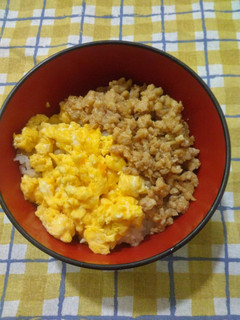 鶏そぼろと炒り卵の二色丼-レシピのメイン写真