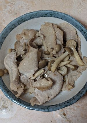 簡単★昼食！豚肉としめじのめんぽん炒め-レシピのメイン写真