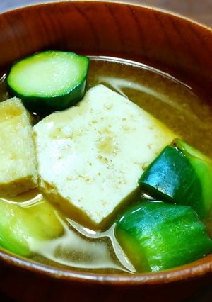 鮮やかな色の青トロ茄子と薄揚げ、豆腐のお味噌汁-レシピのメイン写真