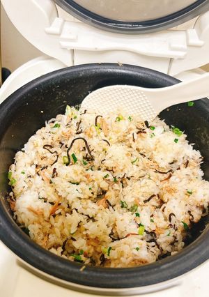 【じゃこ×ツナ×塩昆布】混ぜ込みおにぎり-レシピのメイン写真