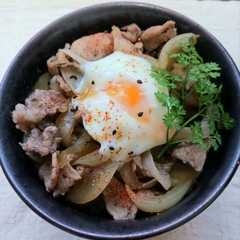 รูปของ ワンランク上の赤ワイン牛丼