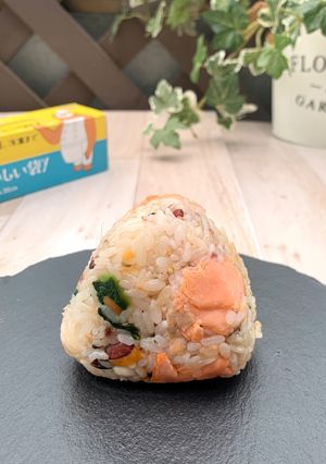 冷凍備蓄でふりふりおにぎりシャケフレーク-レシピのメイン写真