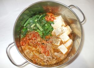 キムチ鍋♪簡単豚肉豆腐ニラ白ごまチゲ鍋-レシピのメイン写真