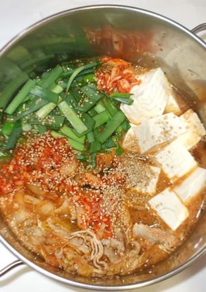 キムチ鍋♪簡単豚肉豆腐ニラ白ごまチゲ鍋-レシピのメイン写真