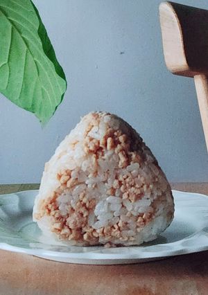 余ったタコミートで鶏そぼろおにぎり☆弁当-レシピのメイン写真