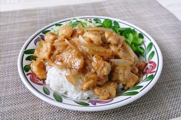 とろとろ玉ねぎのガリバタチキン丼