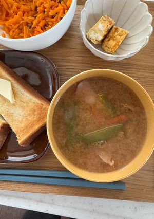 トマトとピーマンと舞茸とベーコンの味噌汁-レシピのメイン写真