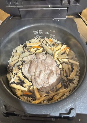 鶏肉としめじ牛蒡ひじきの炊き込みご飯-レシピのメイン写真