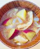 サツマイモのお味噌汁　炒め玉ねぎ出汁
