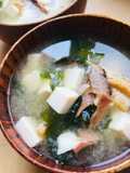 削り節味噌汁●ミニ豆腐&刻み揚げわかめ