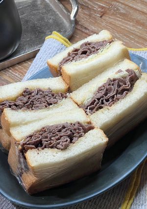 がっつりボリューム満点!牛肩ロースの焼肉サンド-レシピのメイン写真