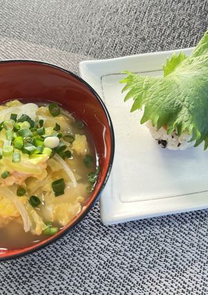 梅おにぎりとかき卵みそ汁の朝ごはん-レシピのメイン写真