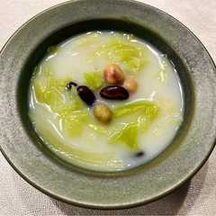 รูปของ 豆とキャベツのミルク味噌スープ