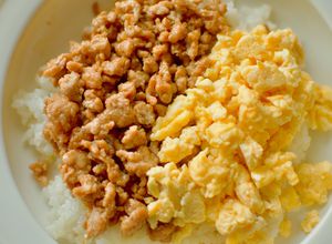簡単！基本のひき肉そぼろとふわふわ卵の丼-レシピのメイン写真
