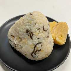รูปของ 揚げ玉&塩昆布ご飯で♪味玉おにぎり