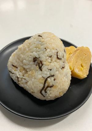 揚げ玉＆塩昆布ご飯で♪味玉おにぎり-レシピのメイン写真