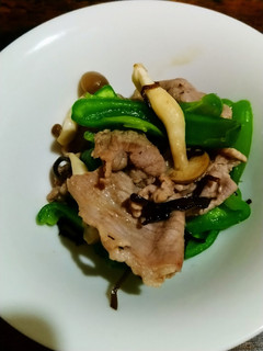豚こま肉とピーマンとシメジの塩昆布炒め-レシピのメイン写真