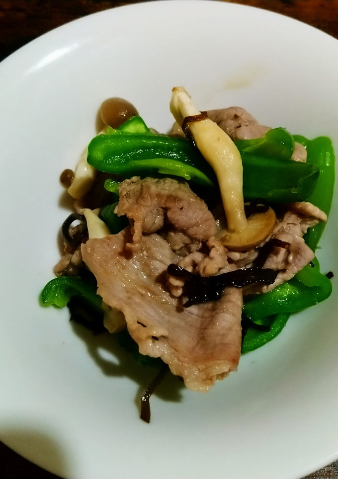 豚こま肉とピーマンとシメジの塩昆布炒め-レシピのメイン写真