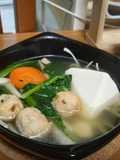 冷凍鶏団子と豆腐・野菜・キノコのスープ