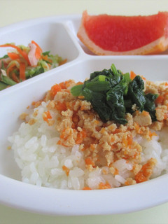 【保育所レシピ】高野豆腐のそぼろ丼-レシピのメイン写真