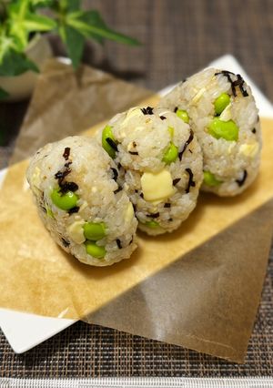 子どもが喜ぶ♪枝豆チーズの塩昆布おむすび-レシピのメイン写真