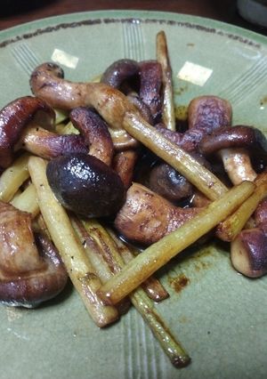 松きのことアスパラの軸のバター醤油炒め-レシピのメイン写真