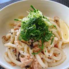 รูปของ ツナ塩昆布レモンの冷やしバターうどん