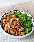卵いらずの二色丼！鶏胸そぼろガリバタ醤油
