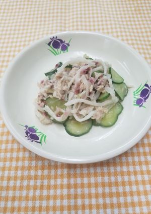 緑の野菜とピンクの梅！しゃきずっぱサラダ-レシピのメイン写真