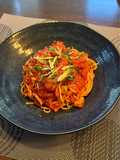 塩クジラとイカの塩辛のトマトソースパスタ