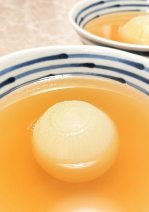 旬♪トロトロ丸ごと新玉ねぎの和風スープ-レシピのメイン写真