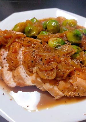 鶏むね肉と芽キャベツのビールバター煮-レシピのメイン写真