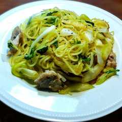 A picture of 青梅塩麹漬けセロリと豚肉のレモン焼きそば.