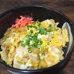 A picture of 親子丼.