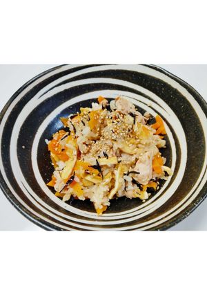鶏もも肉とひじきと梅の炊き込みご飯-レシピのメイン写真