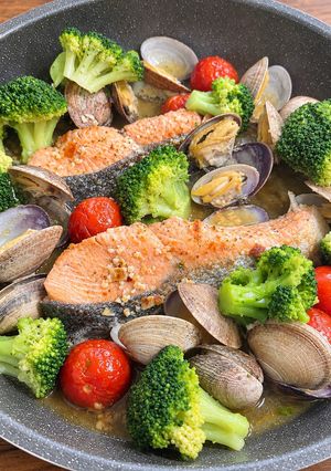 手軽で激ウマ！鮭とアサリのアクアパッツァ-レシピのメイン写真