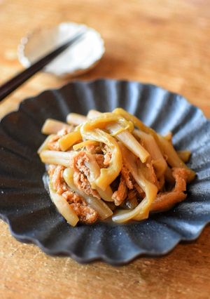 簡単美味!ずいきと油揚げの煮物-レシピのメイン写真