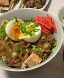 少しのお肉で満足！すき焼き風牛丼