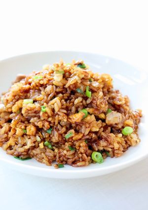 老抽王（中国たまり醤油）で【黒炒飯】-レシピのメイン写真