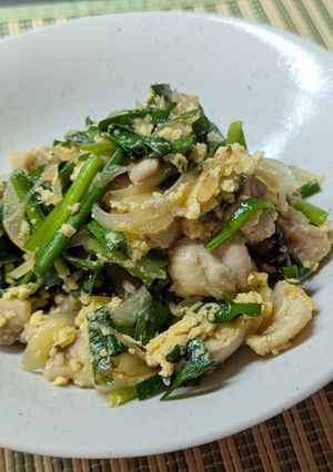 親子おかず♡鶏もも肉とニラのふわふわ卵炒め-レシピのメイン写真