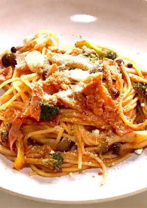 格上げトマトソースで作る🥓🍄🥦のパスタ-レシピのメイン写真