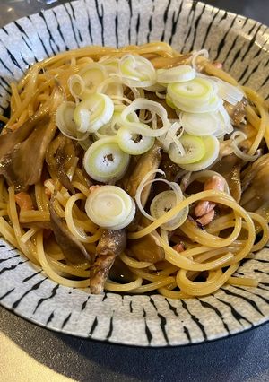 舞茸と塩辛のガリバタぺぺたまパスタ-レシピのメイン写真