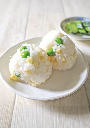 えんどうとホワイトコーンのおにぎり-レシピのメイン写真