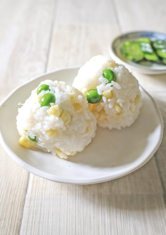 えんどうとホワイトコーンのおにぎり-レシピのメイン写真